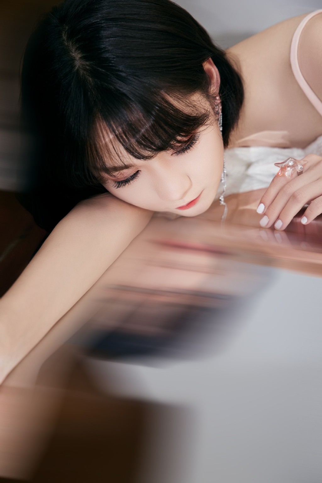 段奧娟短發白裙優雅魅惑寫真圖片