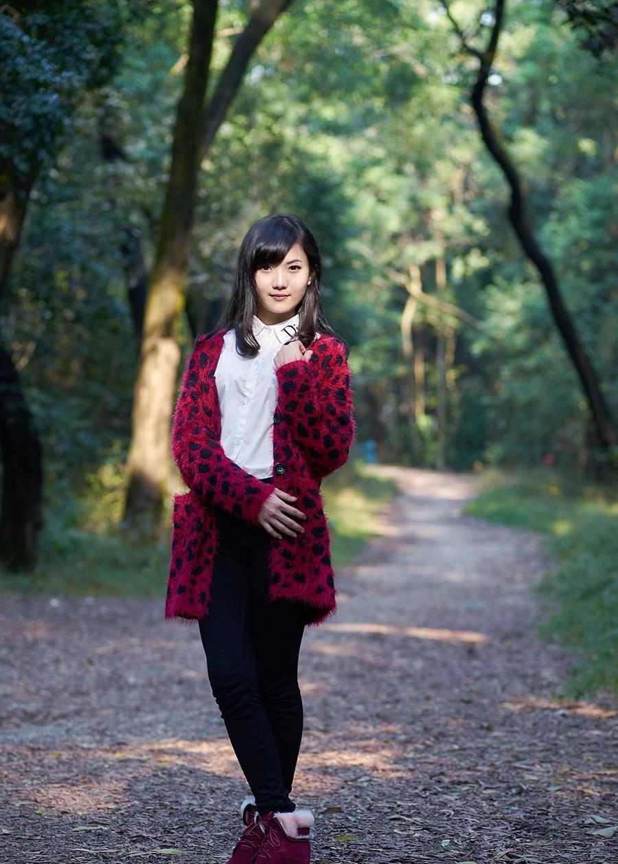 清純的美女森林里的清純唯美時(shí)尚寫(xiě)真