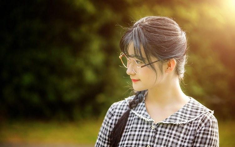 大學校園里帶眼鏡的女孩