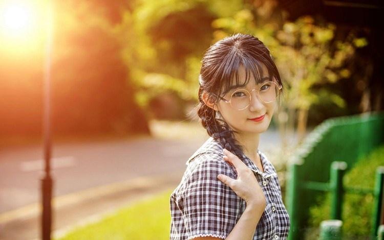 大學校園里帶眼鏡的女孩