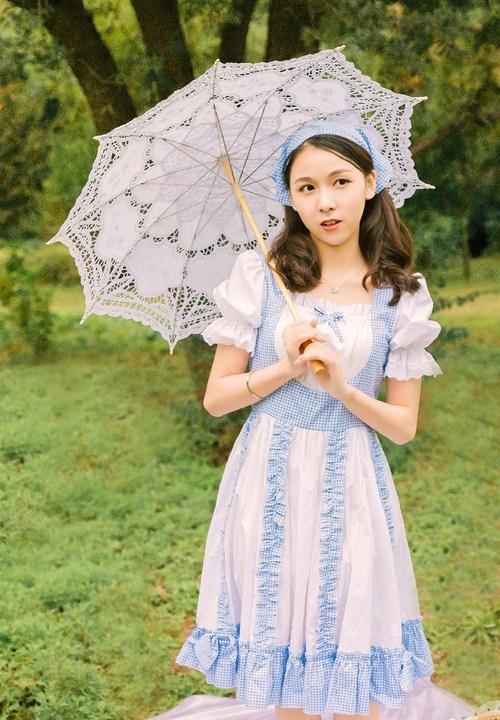 00后女仆裝清純羞澀少女戶外寫真