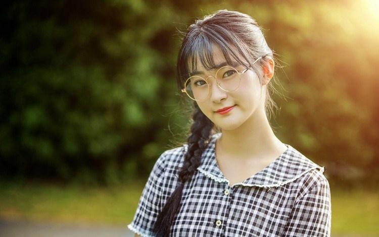 大學校園里帶眼鏡的女孩