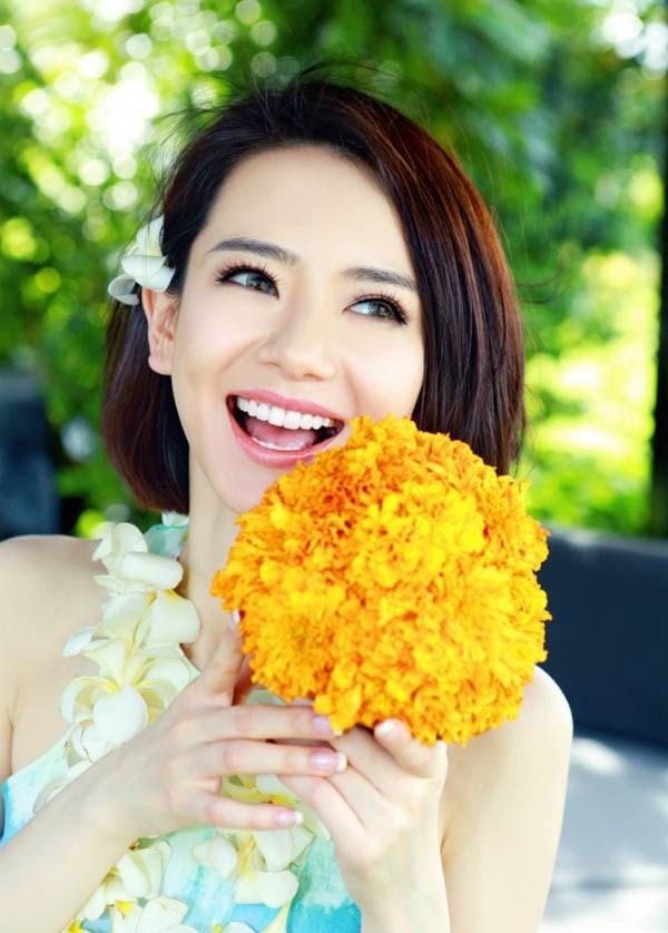 戚薇氣質女明星嬌艷如花甜美夏日照