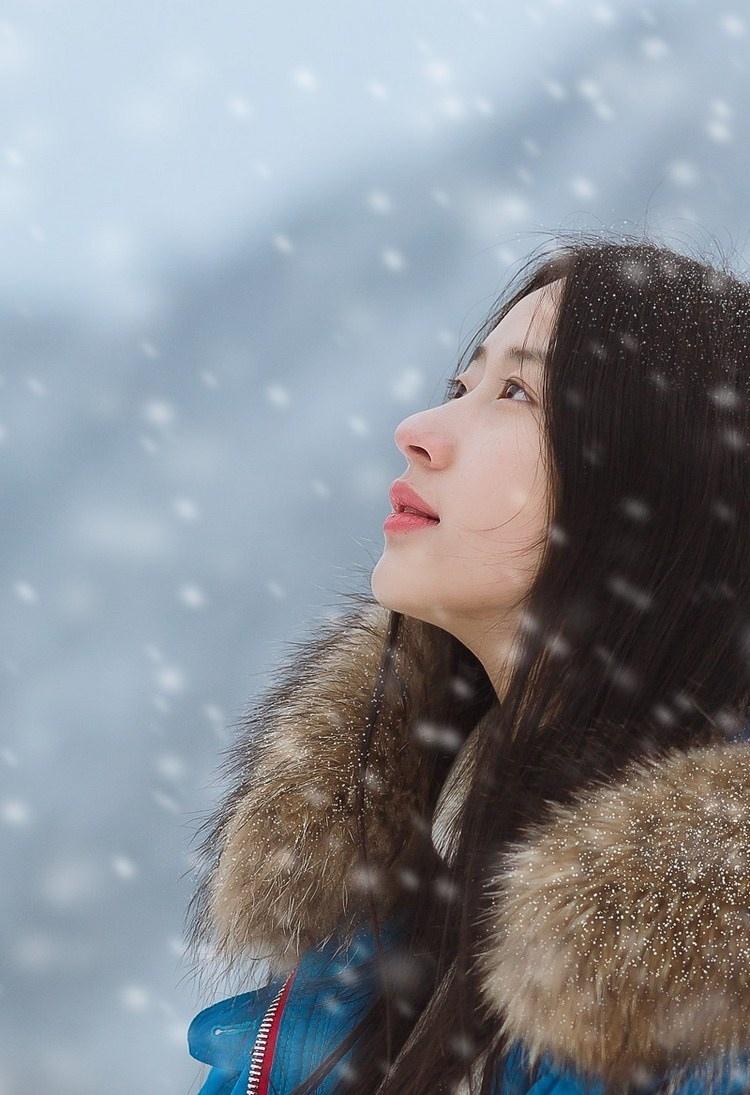 雪天長發(fā)美女鼻尖泛紅美麗動(dòng)人圖片