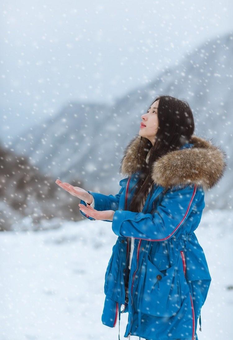 雪天長發(fā)美女鼻尖泛紅美麗動(dòng)人圖片