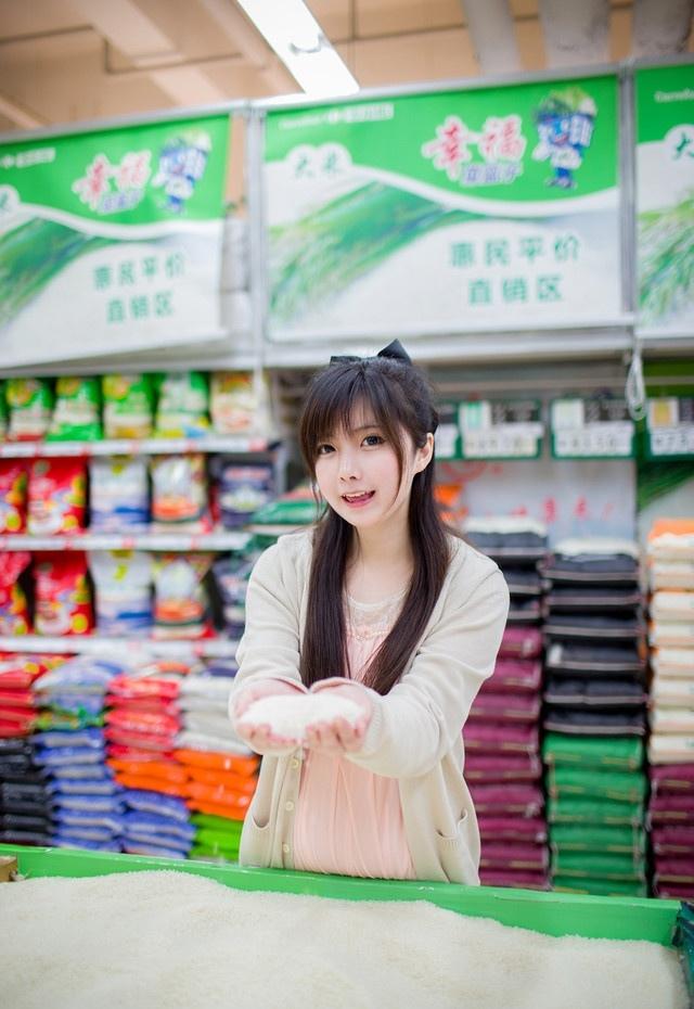 超市里的俏皮可愛妹子寫真