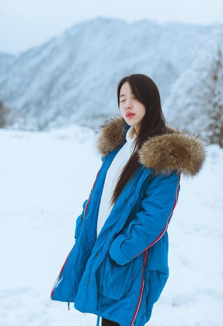 雪天長發(fā)美女鼻尖泛紅美麗動(dòng)人圖片