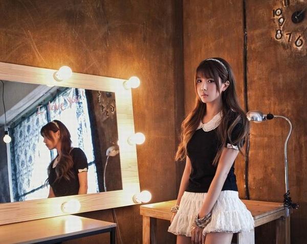 韓國絲襪美女許允美最新迷人時尚寫照