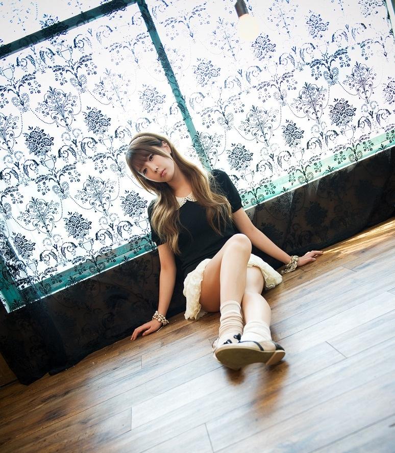韓國絲襪美女許允美最新迷人時尚寫照