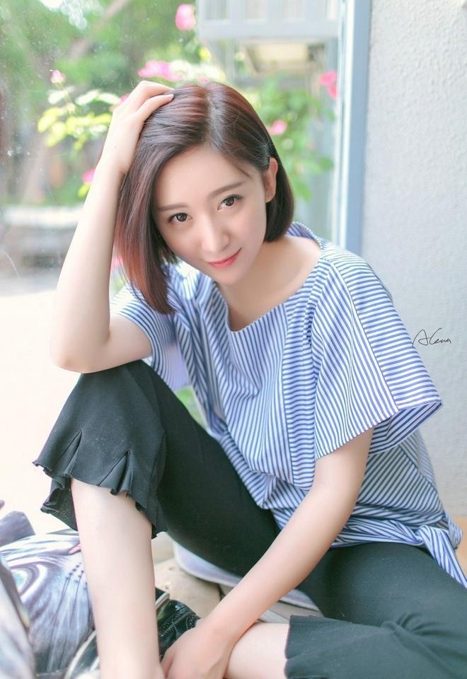 清純短發(fā)氣質(zhì)美女時(shí)尚迷人俏皮可愛唯美寫真