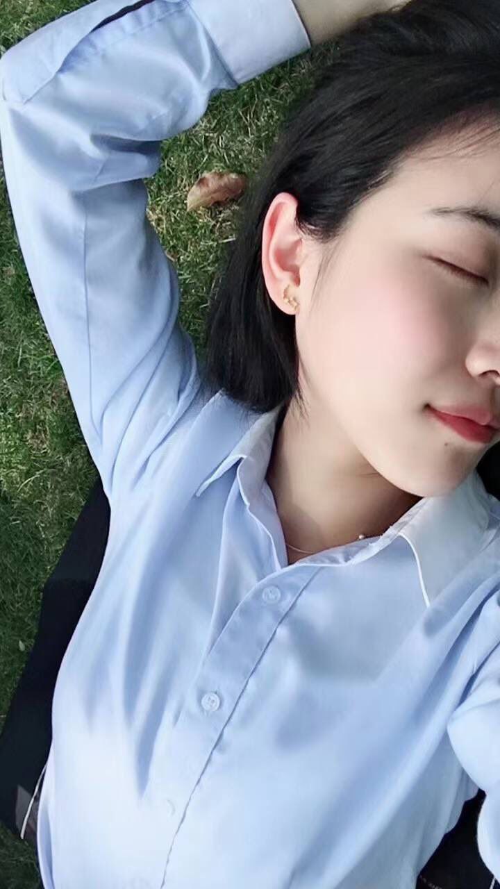反差美眉