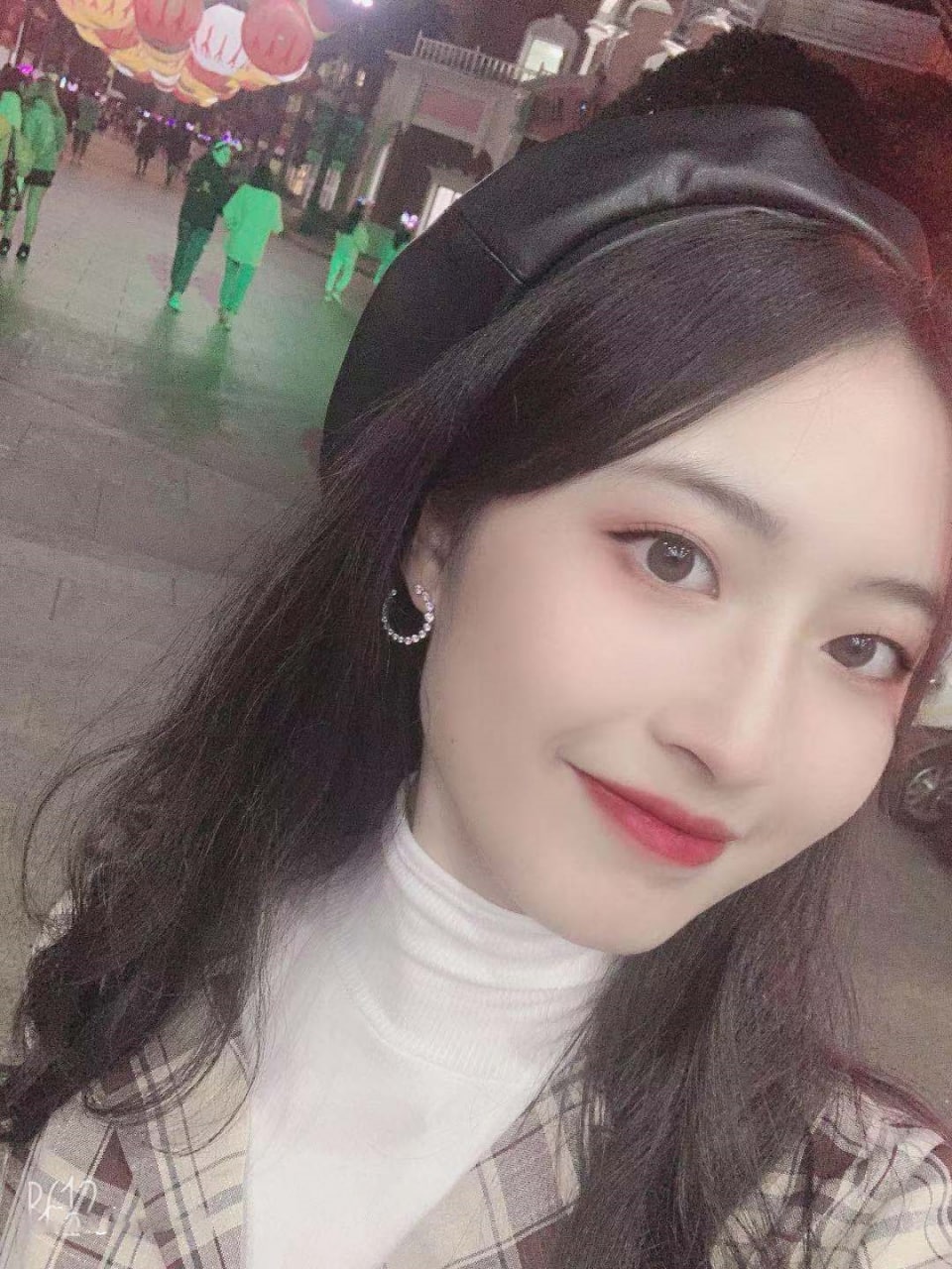 反差美眉