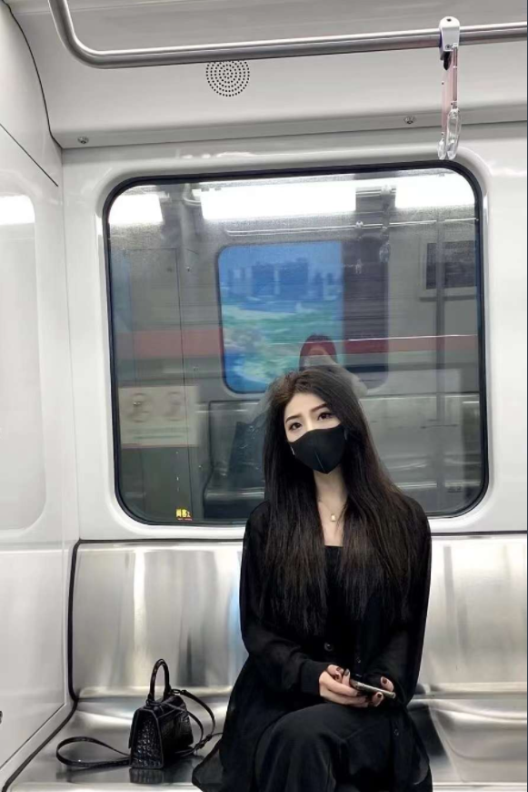 買(mǎi)得一枝春欲放,猶帶彤霞曉露痕