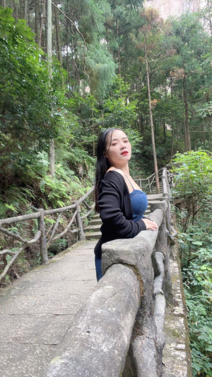 買(mǎi)得一枝春欲放,猶帶彤霞曉露痕