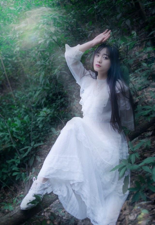清新長裙性感妹子眼神清澈充滿仙氣