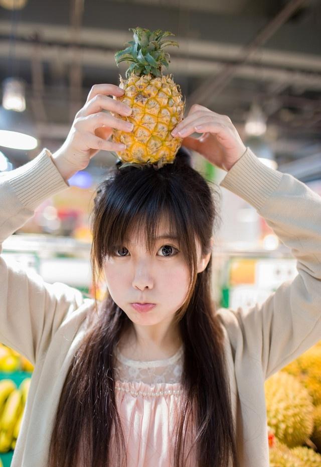 超市里的俏皮可愛妹子寫真
