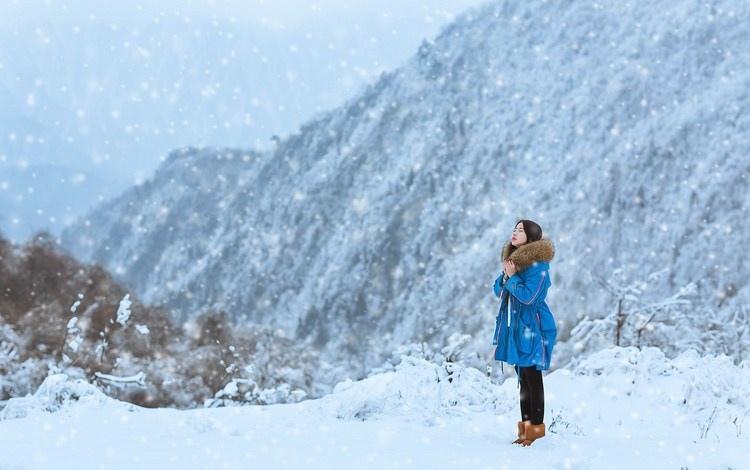 雪天長發(fā)美女鼻尖泛紅美麗動(dòng)人圖片