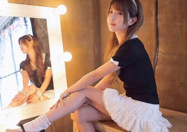 韓國絲襪美女許允美最新迷人時尚寫照