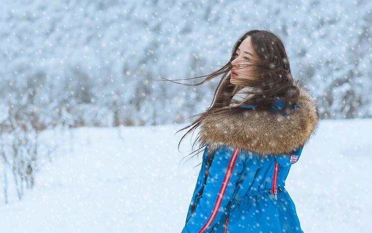 雪天長發(fā)美女鼻尖泛紅美麗動(dòng)人圖片