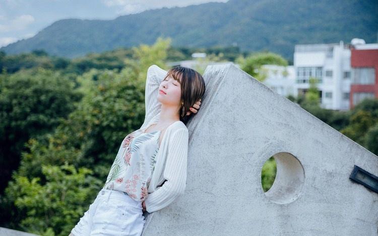 細長腿瘦弱文靜女大學生小清新裝出行照