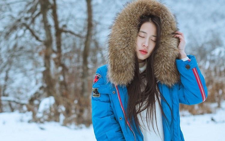 雪天長發(fā)美女鼻尖泛紅美麗動(dòng)人圖片