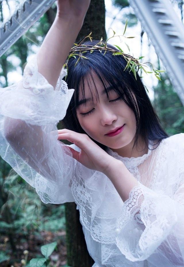 清新長裙性感妹子眼神清澈充滿仙氣