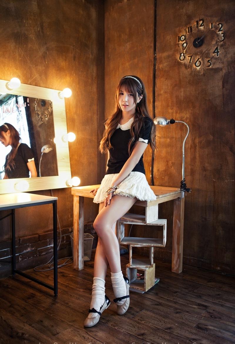 韓國絲襪美女許允美最新迷人時尚寫照