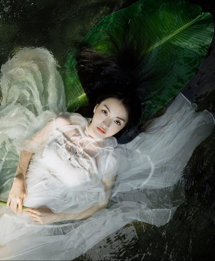 芭蕉葉下治愈系純情迷人美女圖片