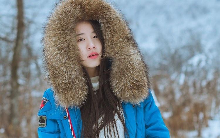 雪天長發(fā)美女鼻尖泛紅美麗動(dòng)人圖片