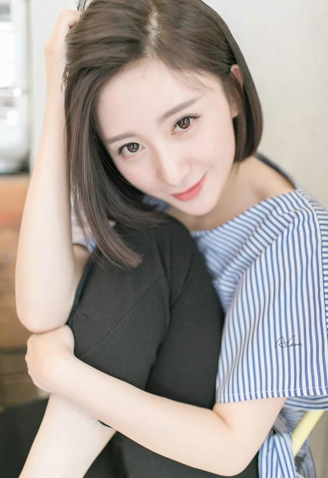 清純短發(fā)氣質(zhì)美女時(shí)尚迷人俏皮可愛唯美寫真