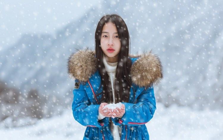 雪天長發(fā)美女鼻尖泛紅美麗動(dòng)人圖片