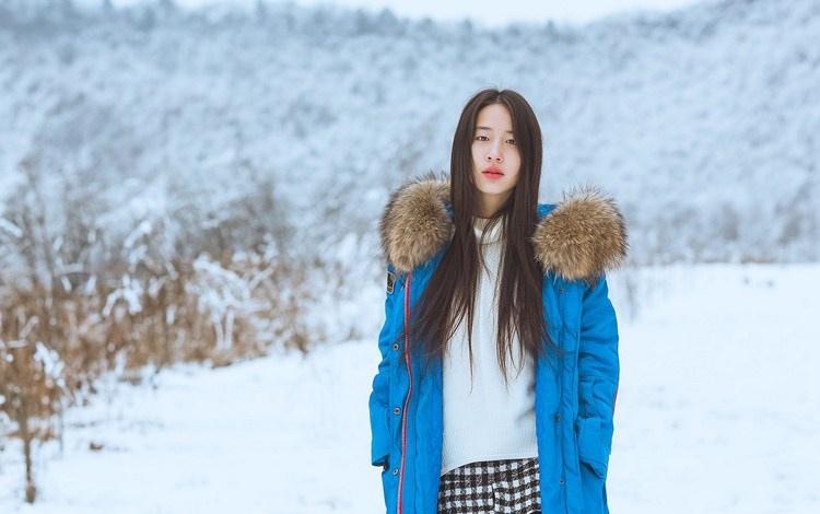 雪天長發(fā)美女鼻尖泛紅美麗動(dòng)人圖片