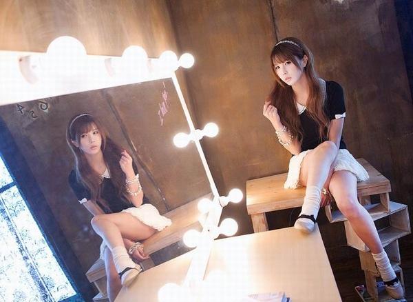 韓國絲襪美女許允美最新迷人時尚寫照