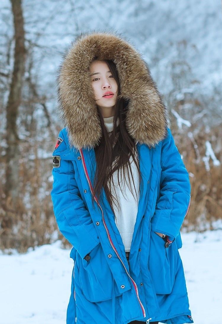 雪天長發(fā)美女鼻尖泛紅美麗動(dòng)人圖片
