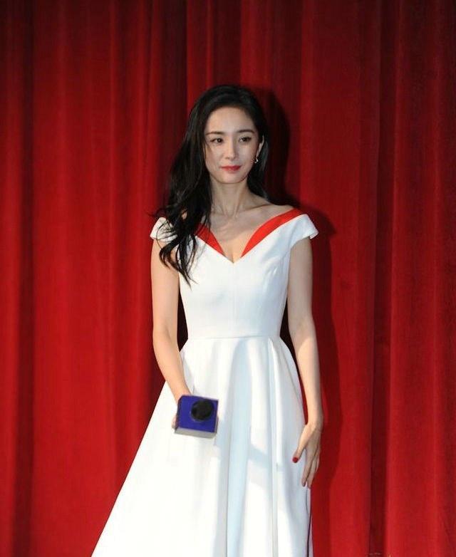 大冪冪身穿深V白裙如少女清純不失優雅