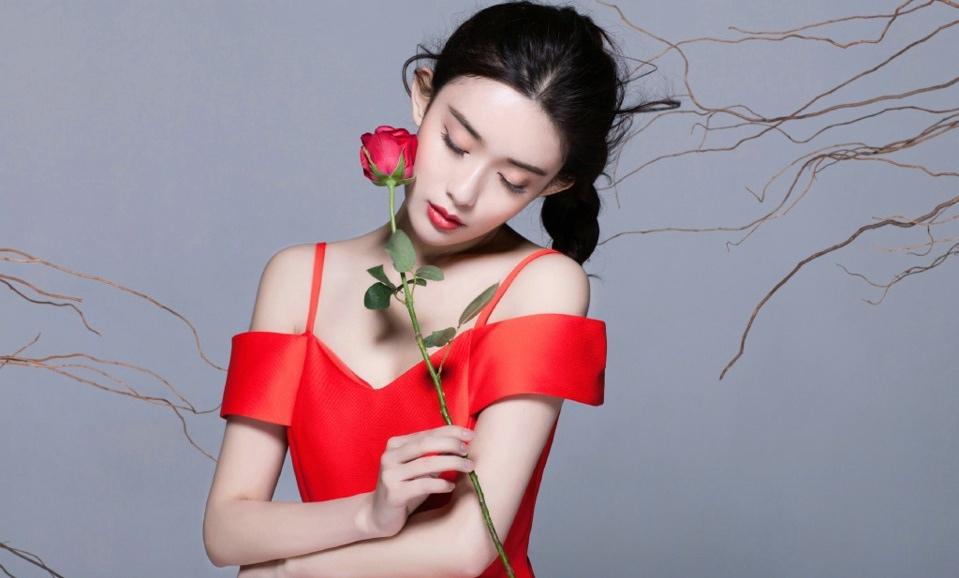 紅裙白皙美女散發(fā)玫瑰香
