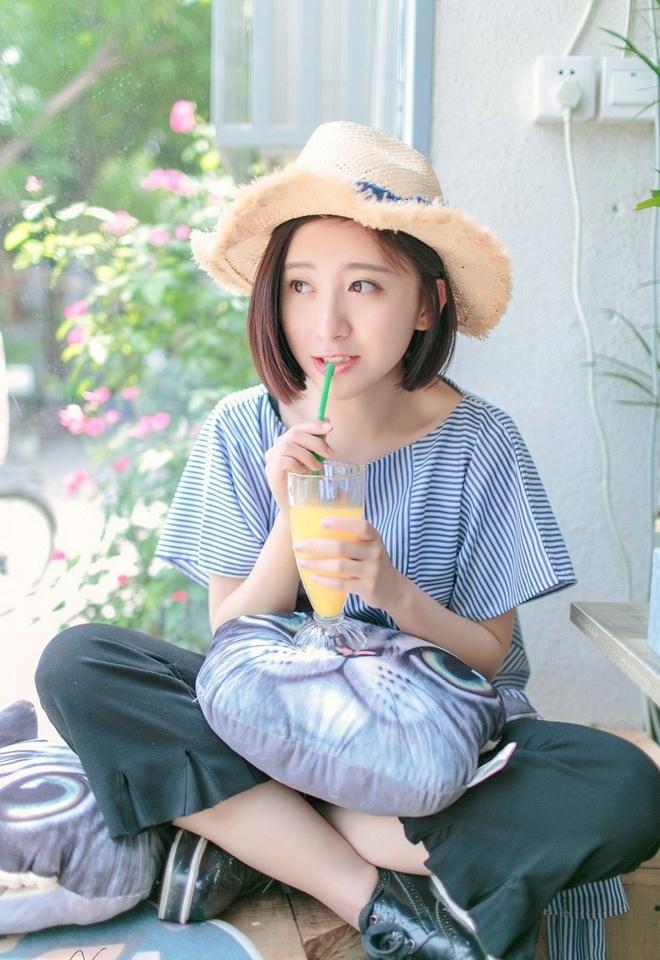 清純短發(fā)氣質(zhì)美女時(shí)尚迷人俏皮可愛唯美寫真