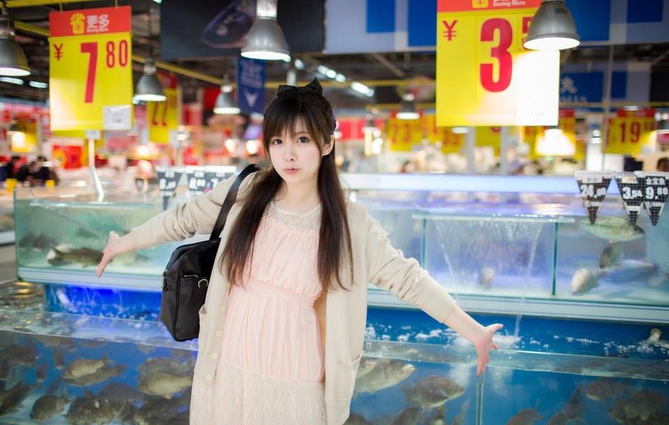 超市里的俏皮可愛妹子寫真