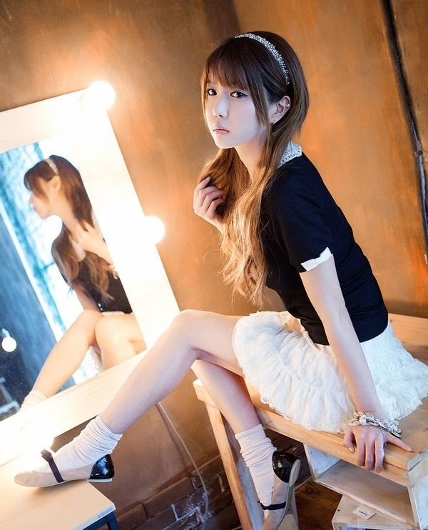 韓國絲襪美女許允美最新迷人時尚寫照