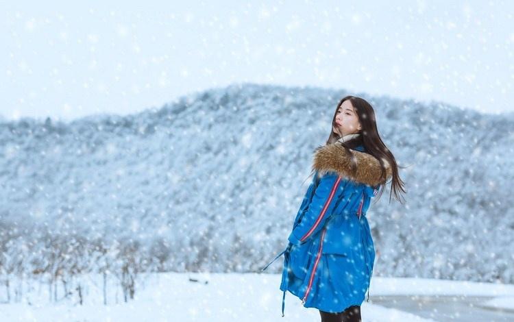 雪天長發(fā)美女鼻尖泛紅美麗動(dòng)人圖片