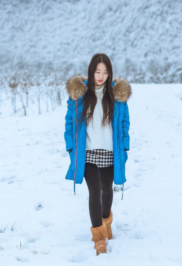 雪天長發(fā)美女鼻尖泛紅美麗動(dòng)人圖片