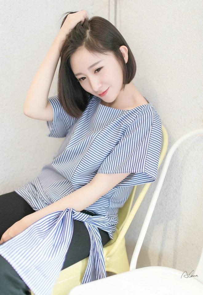 清純短發(fā)氣質(zhì)美女時(shí)尚迷人俏皮可愛唯美寫真