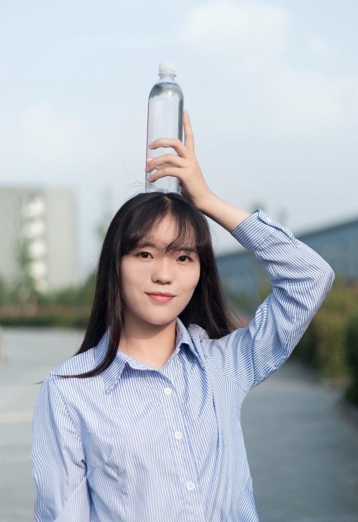 氣質美女藍色條紋連衣裙嘟嘴賣萌操場寫真圖片