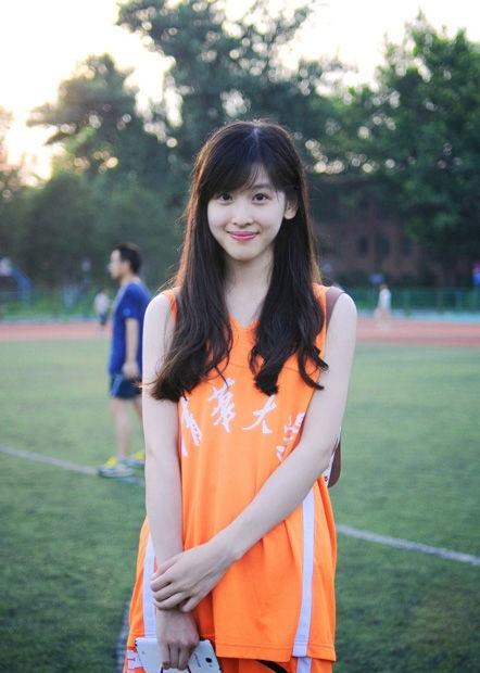 奶茶妹妹清純迷人最新時尚寫真