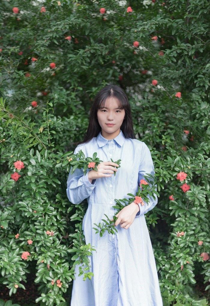 氣質美女藍色條紋連衣裙嘟嘴賣萌操場寫真圖片