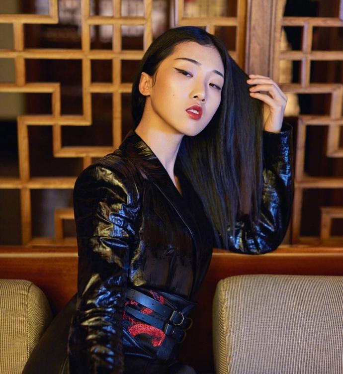 火箭少女101成員孟美岐和yamy拍攝的時尚雜志照片