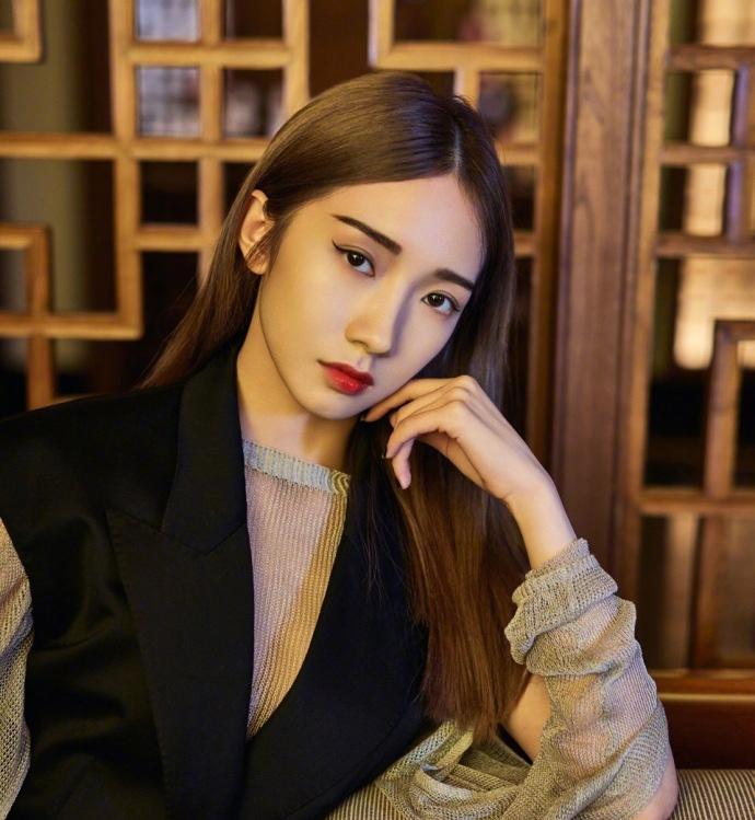 火箭少女101成員孟美岐和yamy拍攝的時尚雜志照片