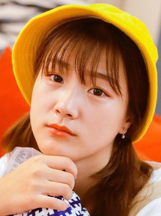 可愛(ài)黃帽子驚艷側(cè)臉女孩水嫩白皙俏皮寫(xiě)真