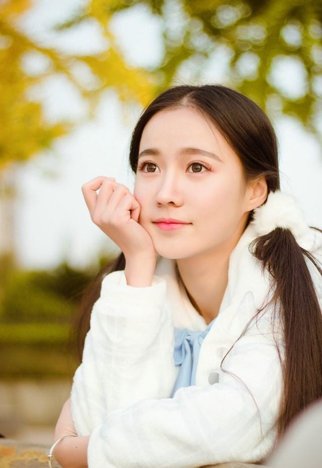 呆萌可愛的雙馬尾長發正妹寫真