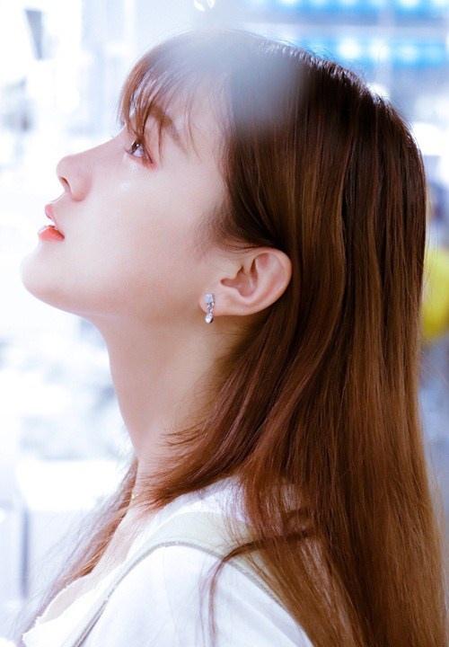 可愛(ài)黃帽子驚艷側(cè)臉女孩水嫩白皙俏皮寫(xiě)真